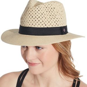 Camilla (Carrie Underwood) sun hat